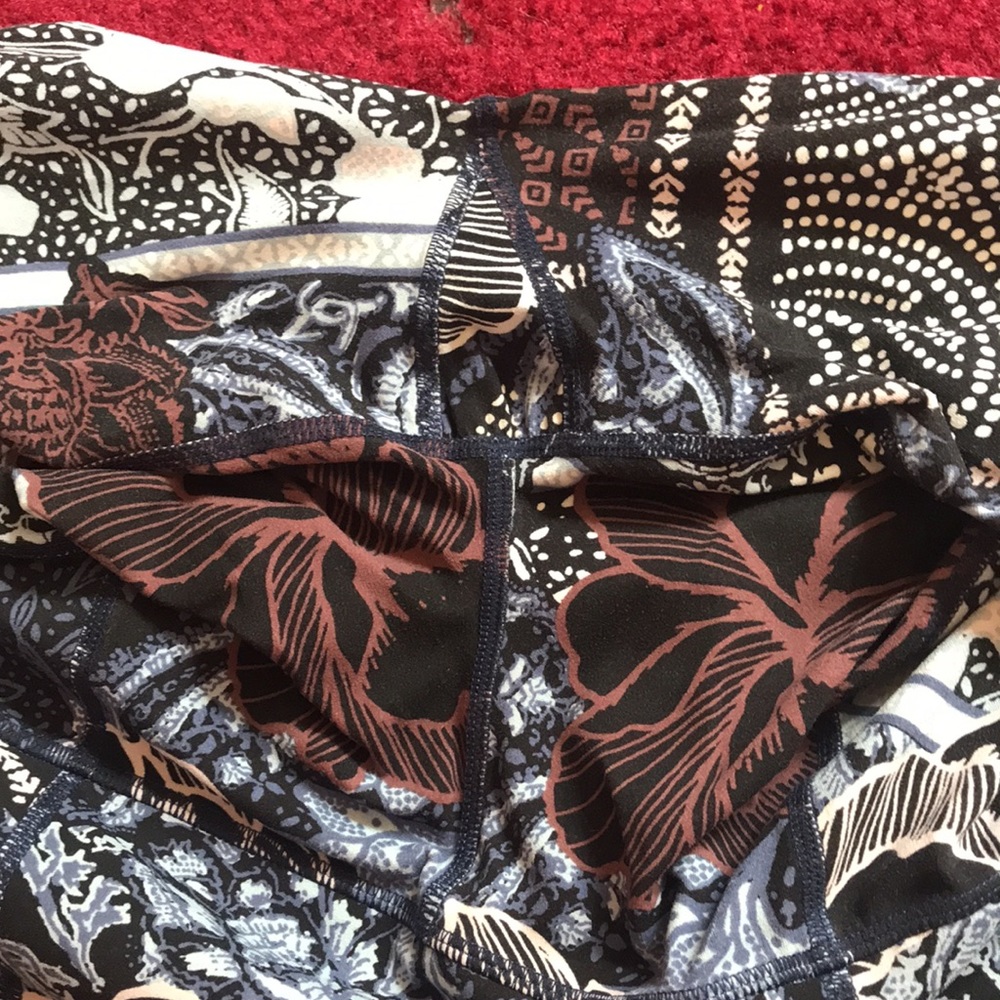 Athleta Patchwork Floral Salutation 7/8 Legging -… - image 4